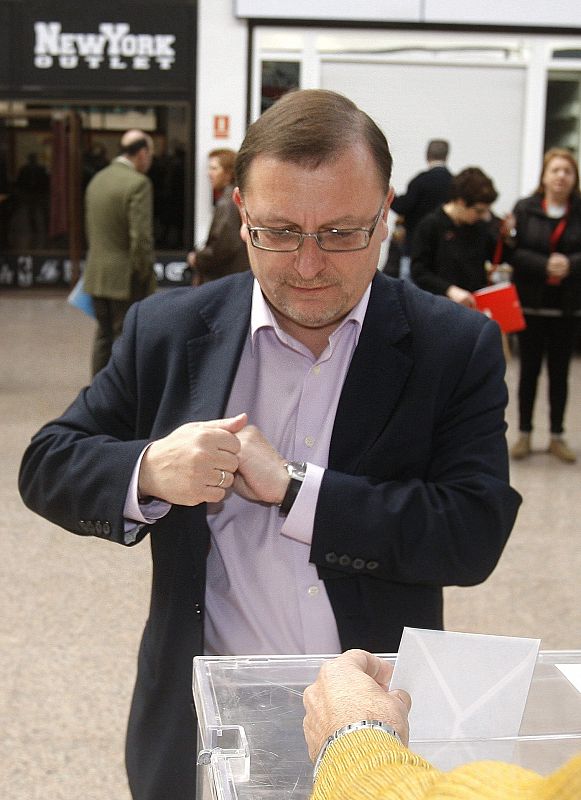 El candidato de IU a la Presidencia del Principado de Asturias, Jesús Iglesias, vota en un colegio de Gijón