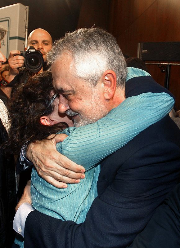 El candidato socialista a la Presidencia de la Junta se abraza con una simpatizante