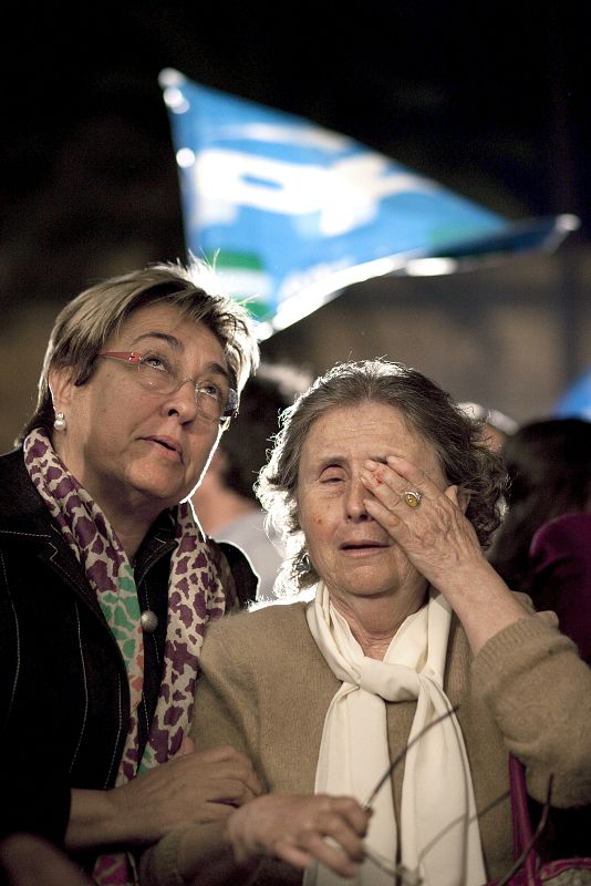 Dos simpatizantes del PP ante la sede del partido