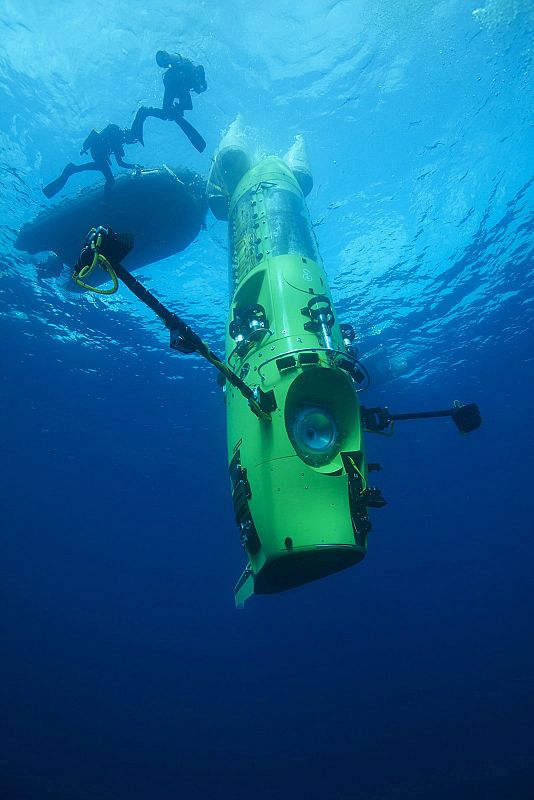 El Deepsea Challenger sumergido en aguas de Papua, Nueba Guinea