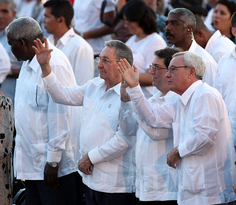 El presidente cubano, Raúl Castro, el canciller Bruno Rodríguez (segundo por la derecha) y el historiador Eusebio Leal participan en una misa