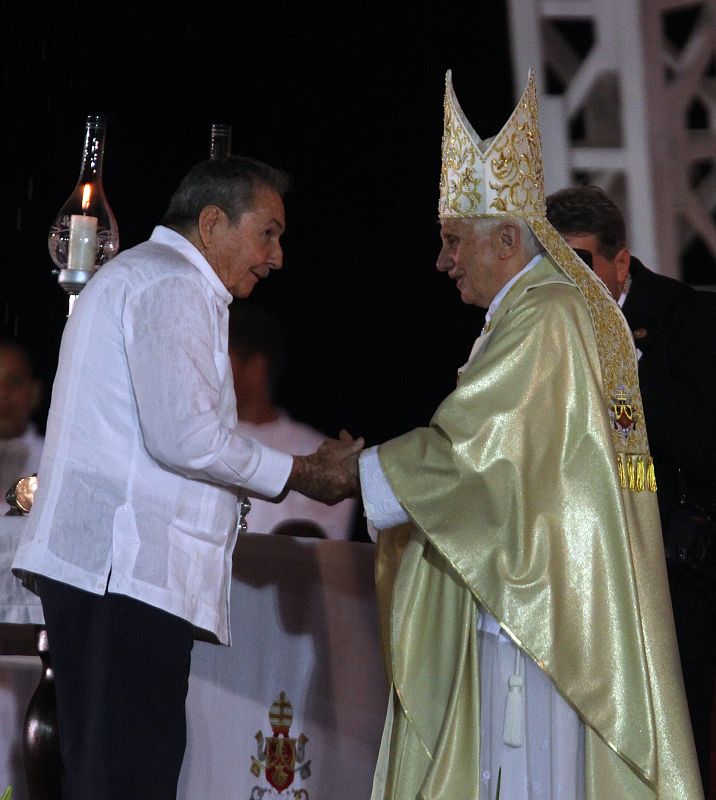 El papa Benedicto XVI estrecha las manos del presidente Raúl Castro tras la misa