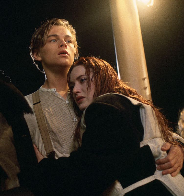 Kate Winslet (Rose DeWitt Bukater) y Leonardo DiCaprio (Jack Dawson) a punto de embarcar en los botes salvavidas