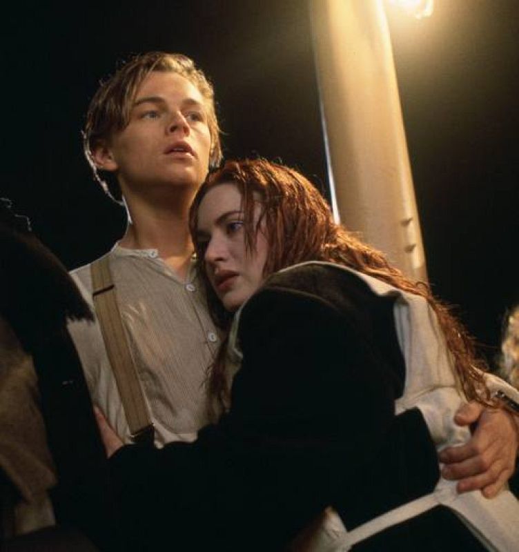  Kate Winslet (Rose DeWitt Bukater) y Leonardo DiCaprio (Jack Dawson) a punto de embarcar en los botes salvavidas