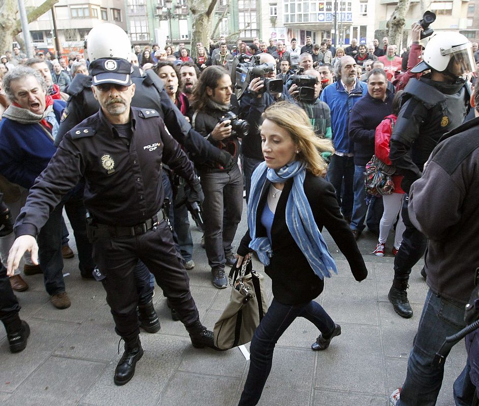 LA POLICÍA PROTEGE A UNA TRABAJADORA FRENTE A UN PIQUETE INFORMATIVO