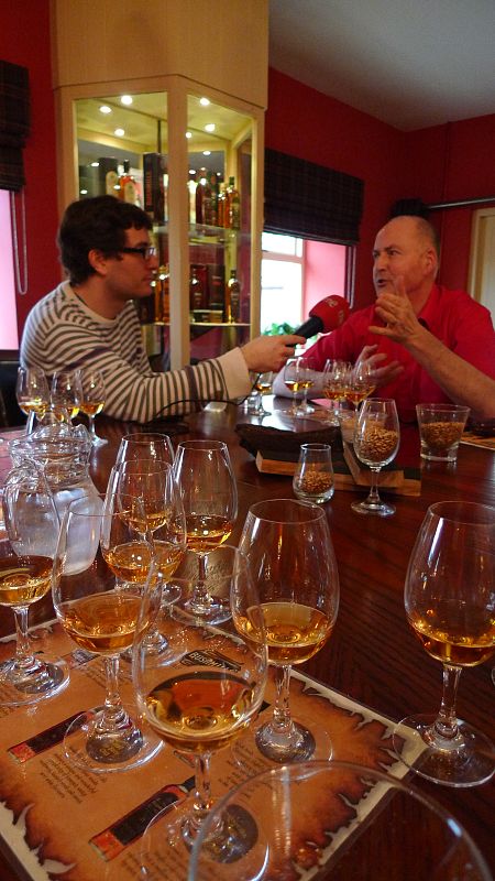 Catando whiskey irlandés en la destilería Bushmills