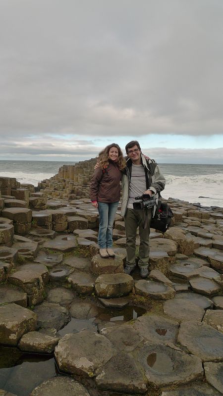Eva y Álvaro sobre la Calzada del Gigante