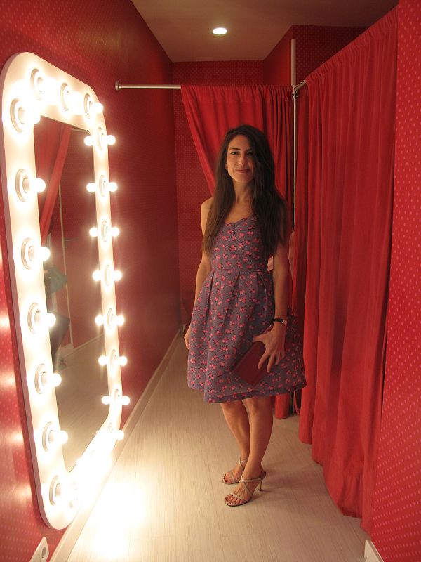 Si lo combinamos con una cartera pequeña, tenemos el look perfecto para salir por la noche