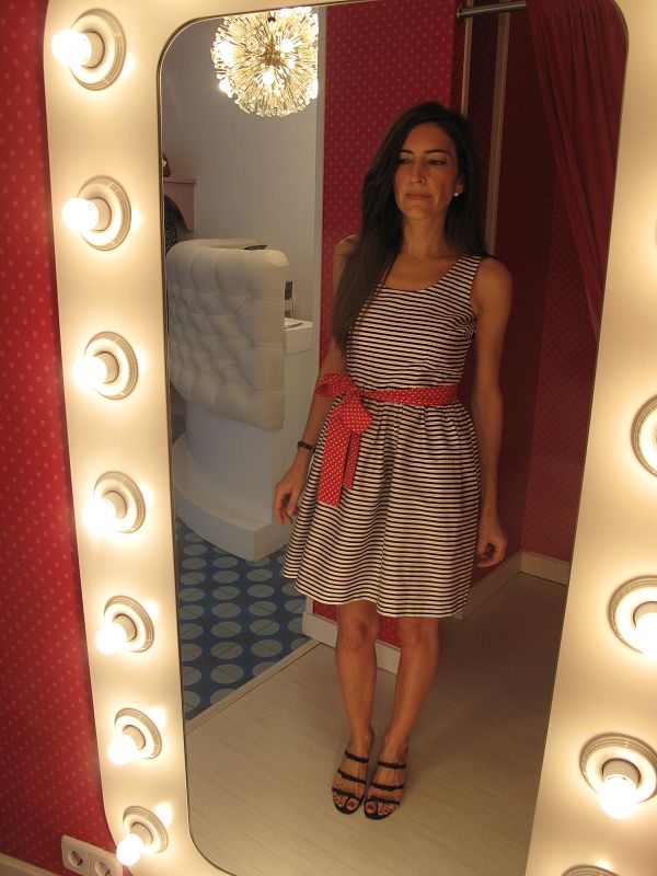 Vestido de rayas con lazo rojo