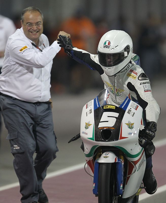 El debutante en el Mundial Romano Fenati celebra su segunda plaza en la carrera de Moto3.