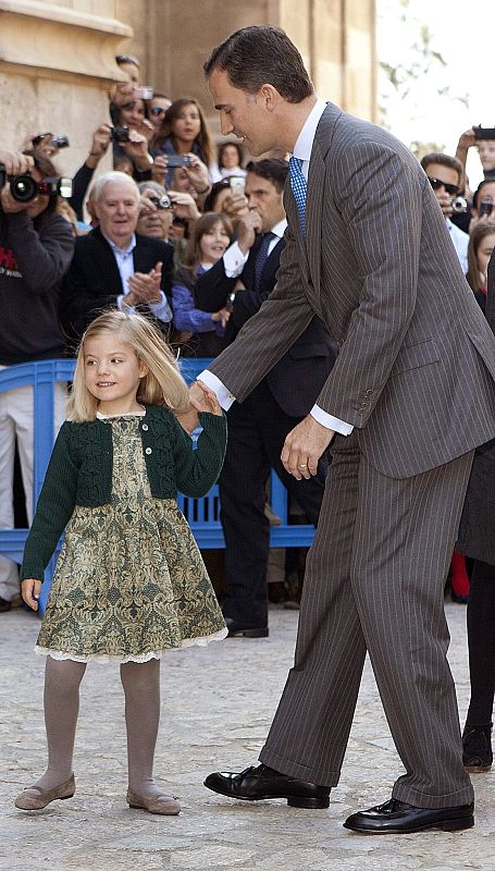 El príncipe de Asturias, junto a su hija Sofía, a su llegada a la Catedral de Mallorca