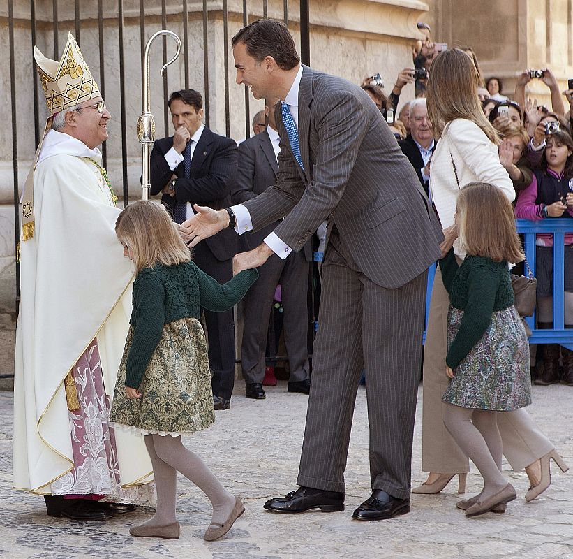 LOS REYES, LOS PRÍNCIPES Y LA INFANTA ELENA ACUDEN A MISA DE PASCUA EN PALMA