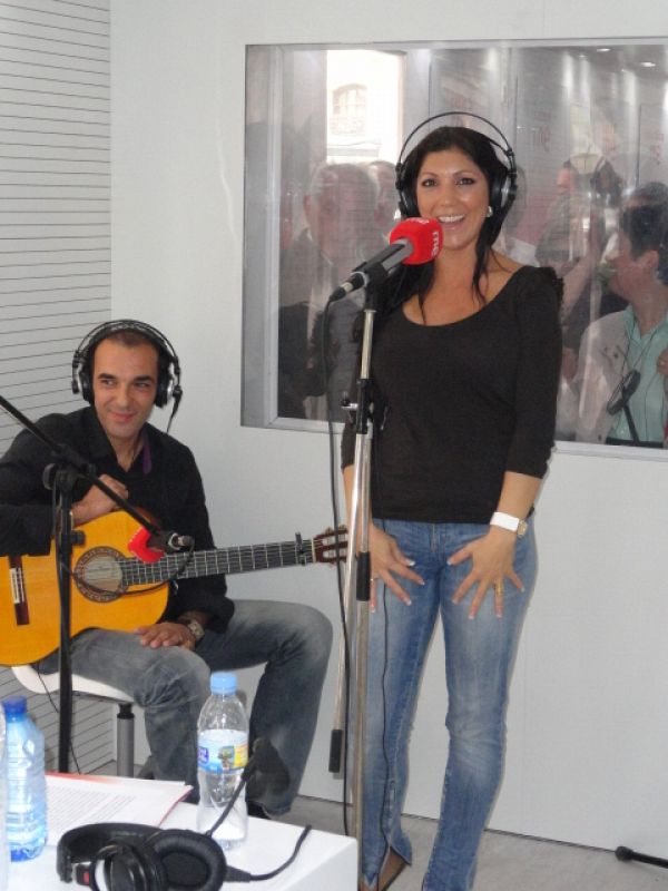 La artista sevillana Joana Jiménez y el guitarrista Diego Franco, en un momento de su actuación.