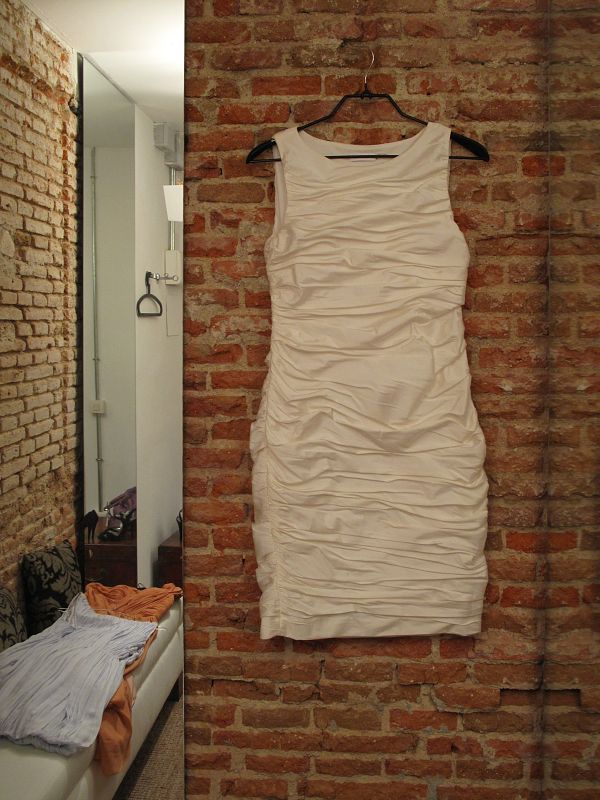 Desde 50 euros puedes alquilar un vestido corto como este de Calvin Klein que sienta como un guante