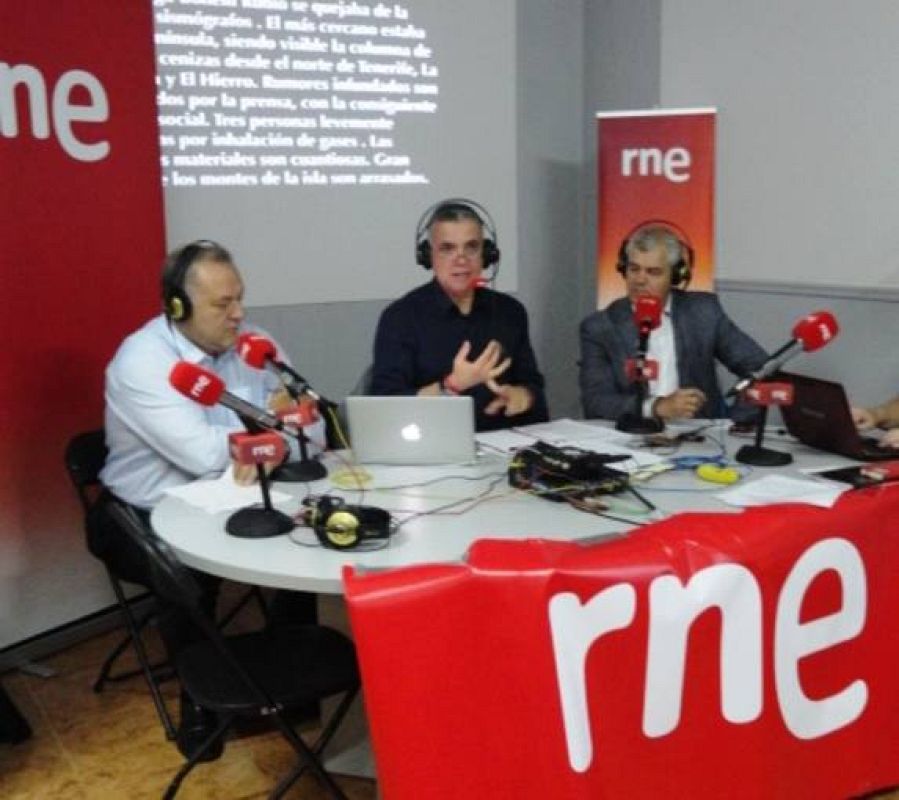 De izquierda a derecha, el consejero delegado de la Central Hidroeléctrica del Hierro, Juan Manuel Quintero; Juan Ramón Lucas y el presidente del cabildo insular, Alpidio Armas.