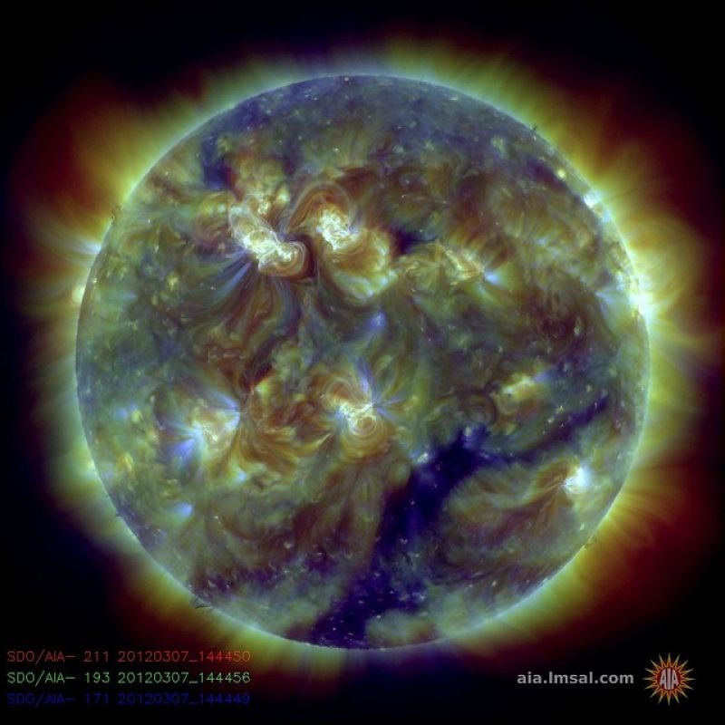 Las tormentas solares se provocan por las erupciones que se producen en el Sol cada cierto tiempo. Existe la posibilidad de que afecten a los satélites que orbitan alrededor de la Tierra e incluso pueden provocar tormentas geomagnéticas menores que c