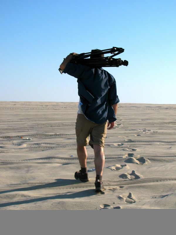 El realizador de "Los tentáculos de Catar", Ángel Barroso, localizando