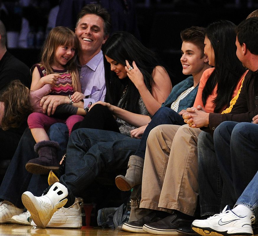 Gente y Tendencias - Justin Bieber y Selena Gomez fueron acompañados al basket