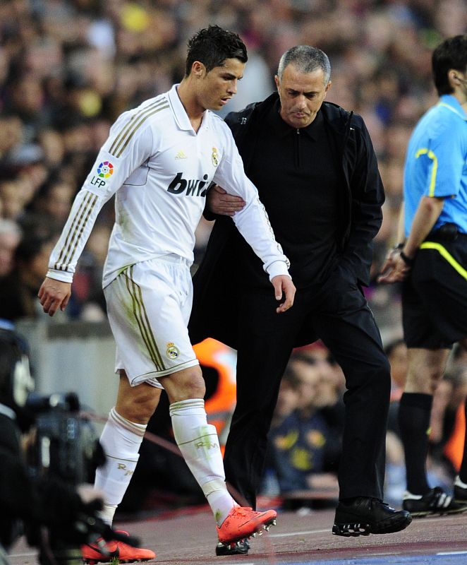 Jose Mourinho da instrucciones a Cristiano Ronaldo en un momento del partido