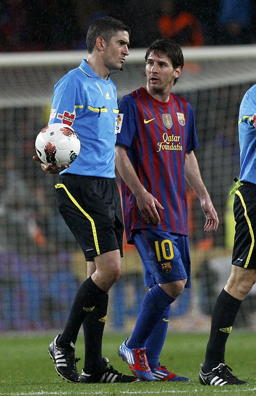 Leo Messi camina junto al colegiado Alberto Undiano Mallenco en el descanso