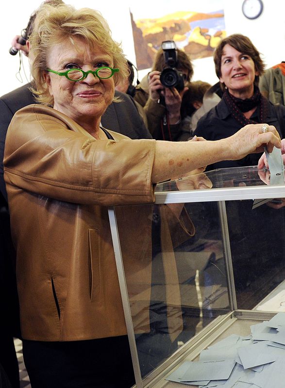 Eva Joly, candidata de Europa Ecología-Los Verdes, vota
