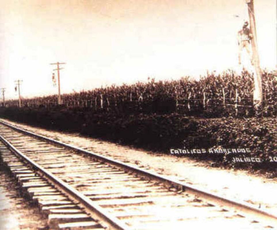 Cristeros ahorcados de los tendidos en una vía férrea