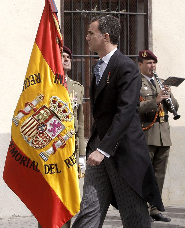El Príncipe de Asturias saluda a la bandera a su llegada al paraninfo