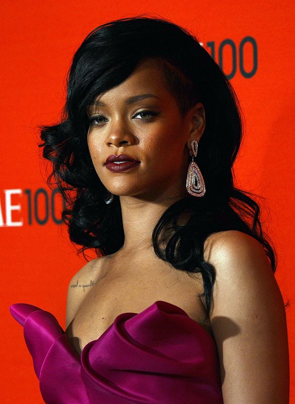 Gala Time 100 - Rihanna escote - Gente y Tendencias
