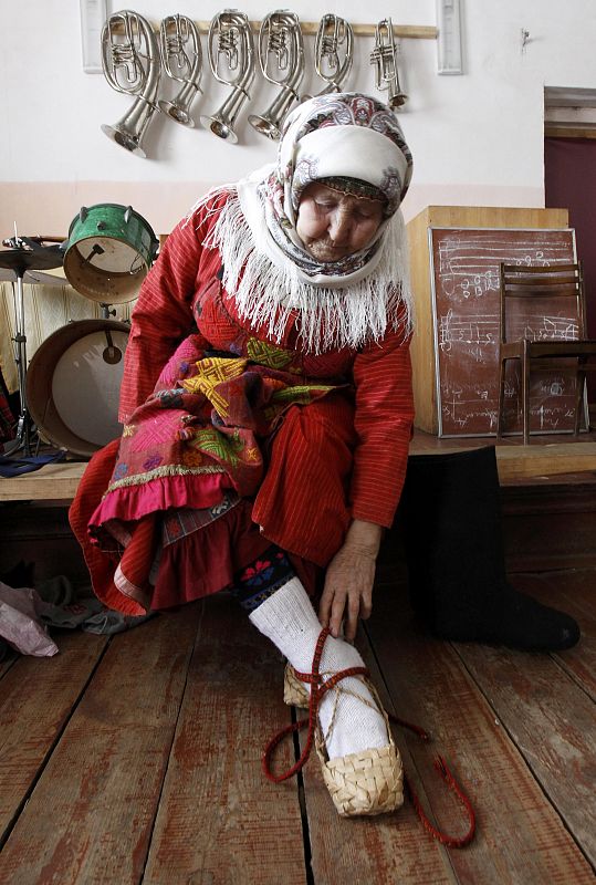 Valentina Pyatchenko, de 74 años, es una de las cantantes de las Buranovskiye Babushki. El grupo está formado por seis mujeres de entre 43 y 86 que interpretan canciones tradicionales udmurtas.