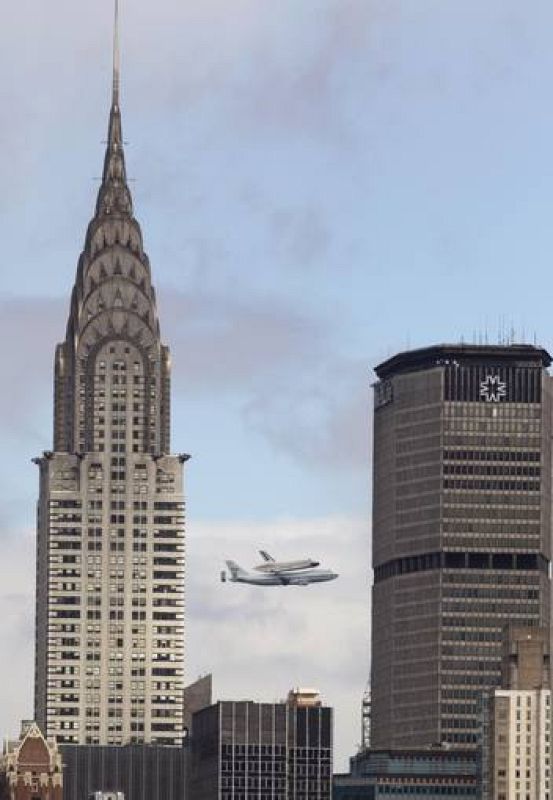 El Enterprise pasa junto al edificio Chrysler 