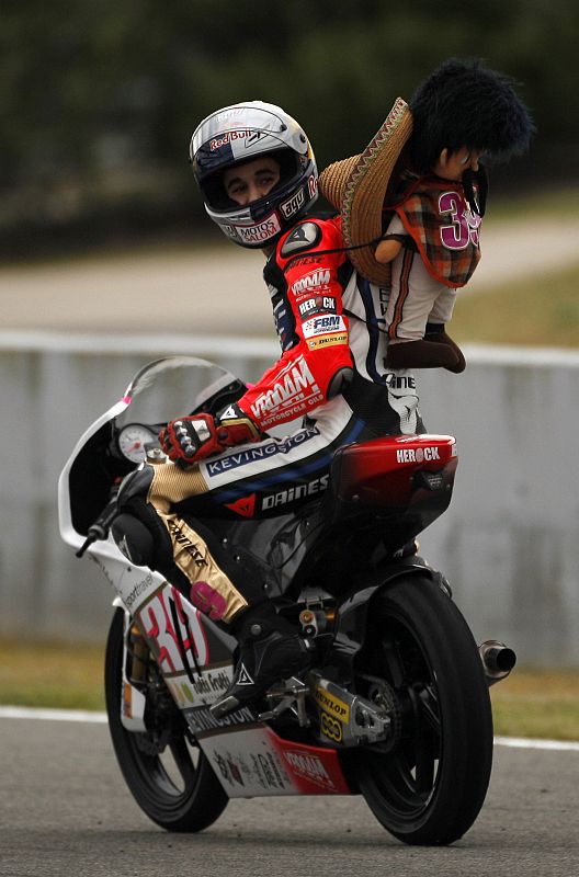 El español Luis Salom celebra su segunda plaza en la carrera de Moto3.