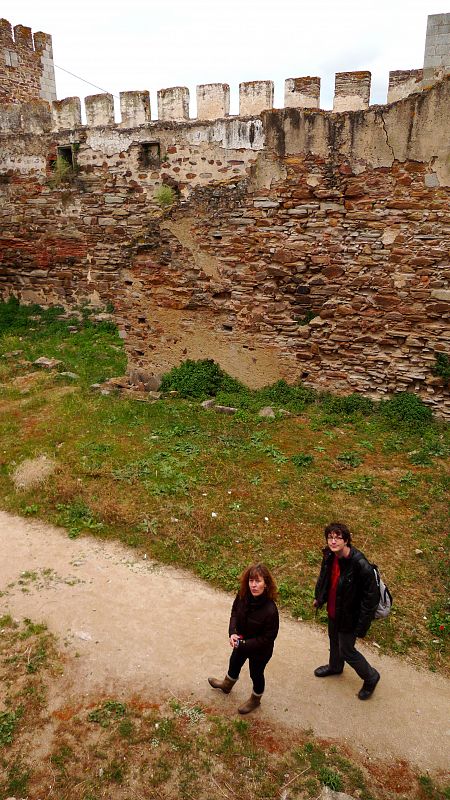 Esther y Álvaro recorren las ruinas del Castillo de Mourão