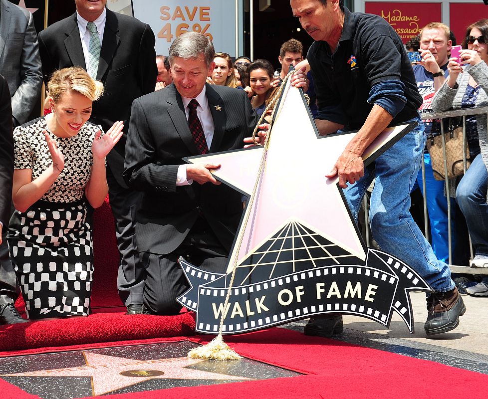 Gente y Tendencias - Scarlett Johansson mira su estrella