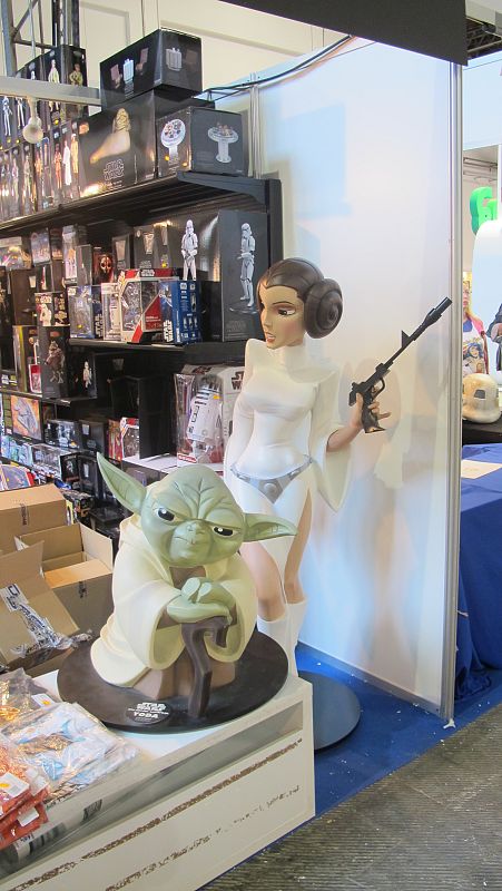 La princesa Leia y Yoda vigilando una tienda de figuras
