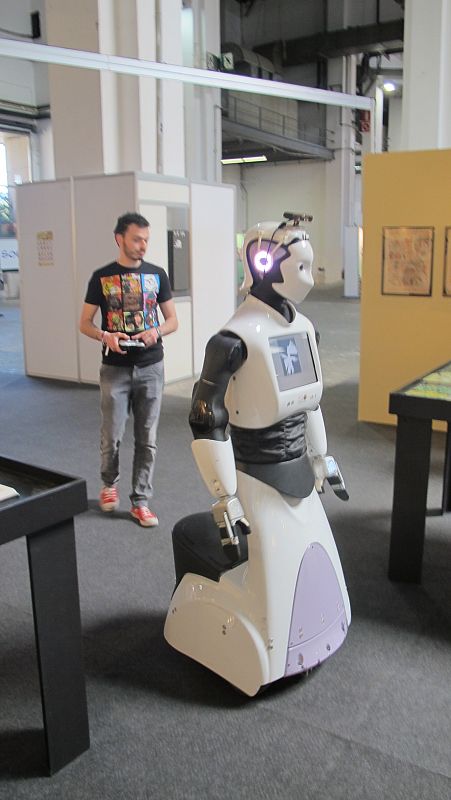 Un robot campando a sus anchas por el Salón del Cómic