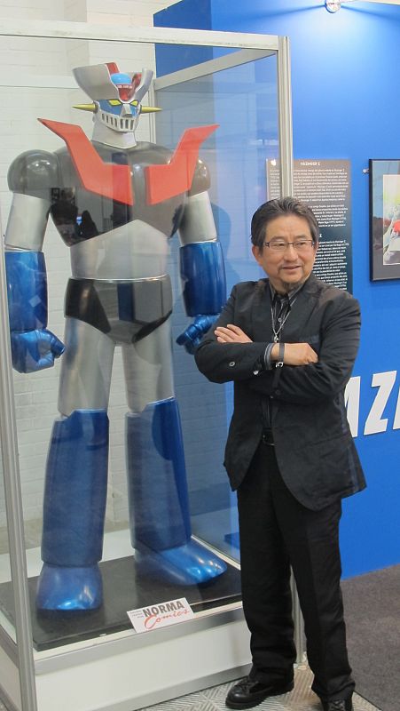 Go Nagai posando con su creación más famosa, Mazinger Z