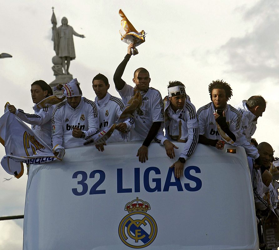 Los jugadores del Real Madrid celebran su 32º título liguero con la madrileña estatua de Colón como testigo