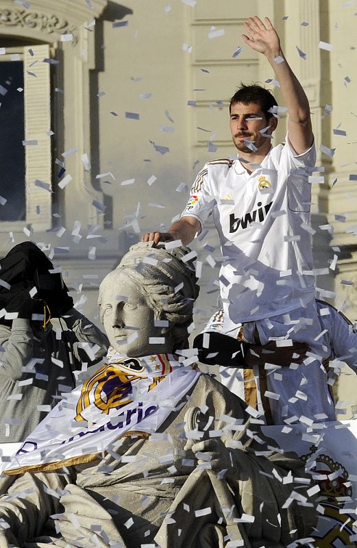 Iker Casillas ha colocado la bufanda y la bandera del Madrid a la estatua de la diosa Cibeles