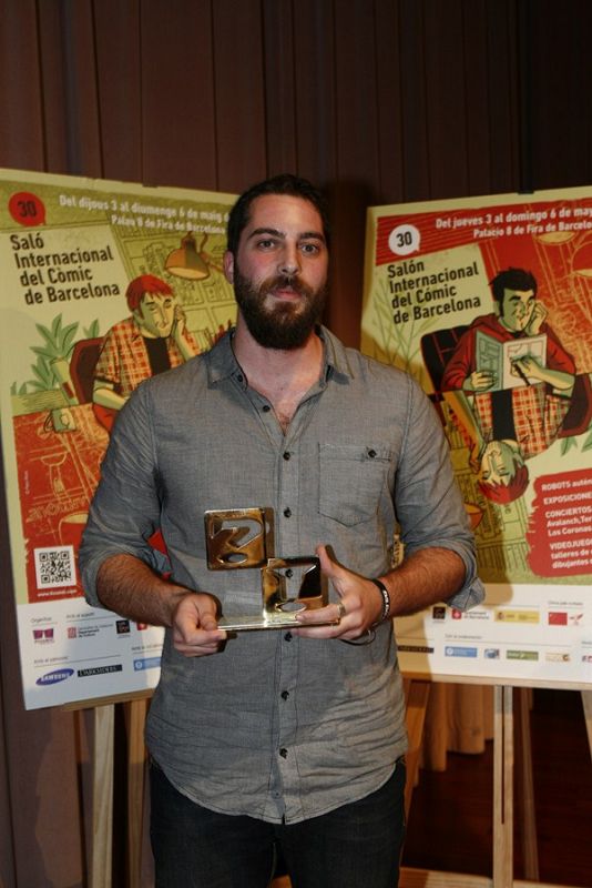 José Domingo con el Premio a la Mejor Obra Nacional por 'Aventuras de un oficinista japonés'
