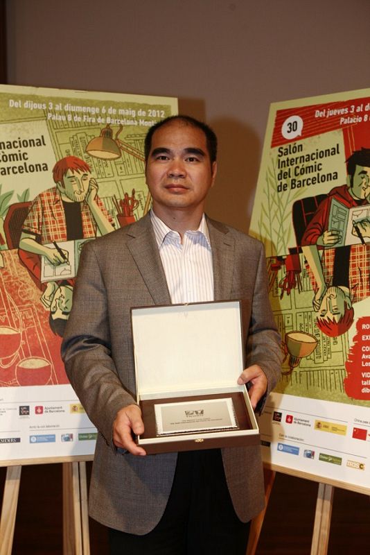 Chen Weidong, uno de los grandes autores chinos, recogiendo la distinción del Salón