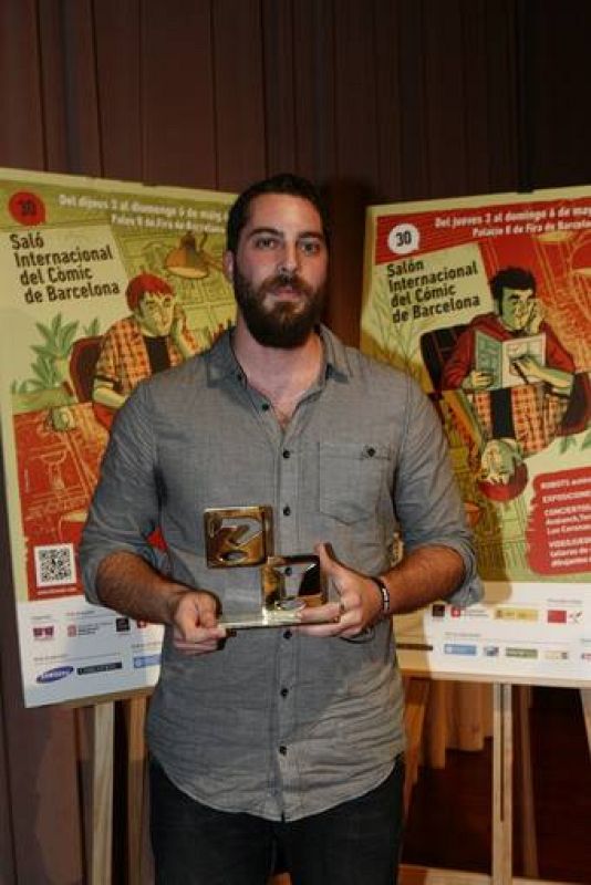  José Domingo con el Premio a la Mejor Obra Nacional por 'Aventuras de un oficinista japonés'