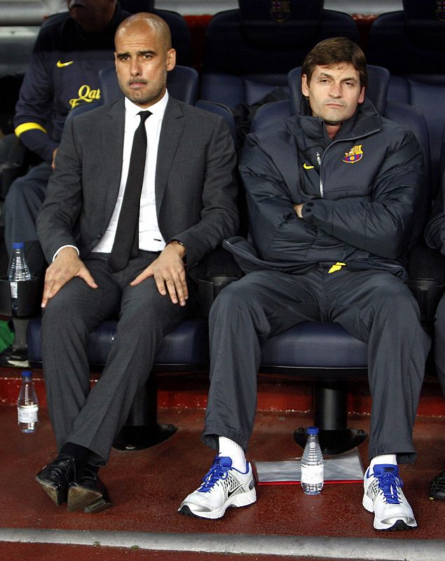 El entrenador del FC Barcelona, Pep Guardiola (i), junto a su ayudante, Tito Vilanova, que será su sustituto