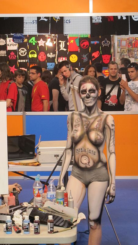 Una joven promocionando un curso de maquillaje