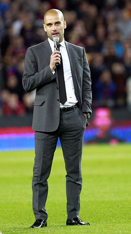 El entrenador del FC Barcelona, Pep Guardiola, pronuncia unas palabras para despedirse de su afición