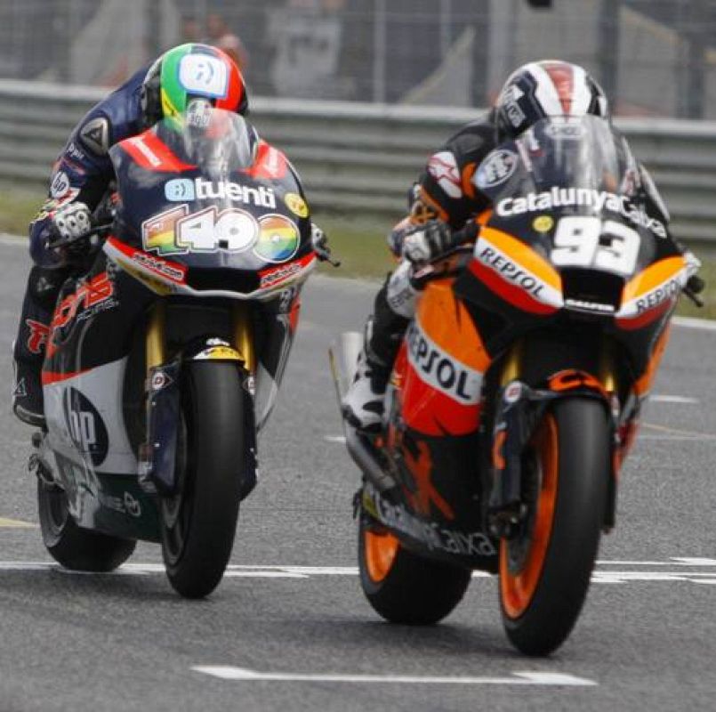 Marc Márquez entra en meta seguido de Pol Espargaró.