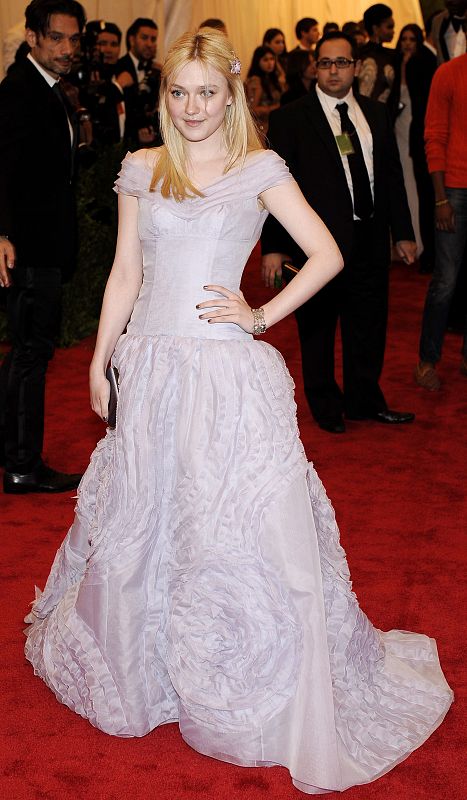 Dakota Fanning en la GALA DEL MUSEO METROPOLITANO DE ARTES DE NUEVA YORK
