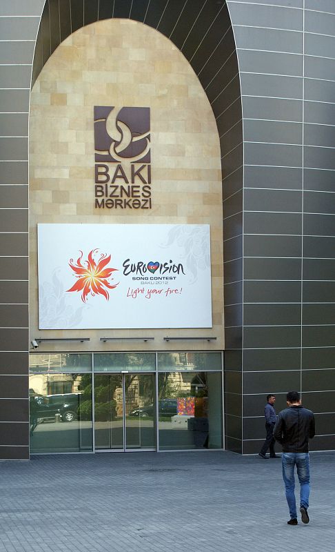 Los principales edificios del centro de Bakú lucen el logo oficial de Eurovisión 2012