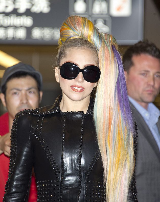 Gente y Tendencias - Lady Gaga pelo de arco iris