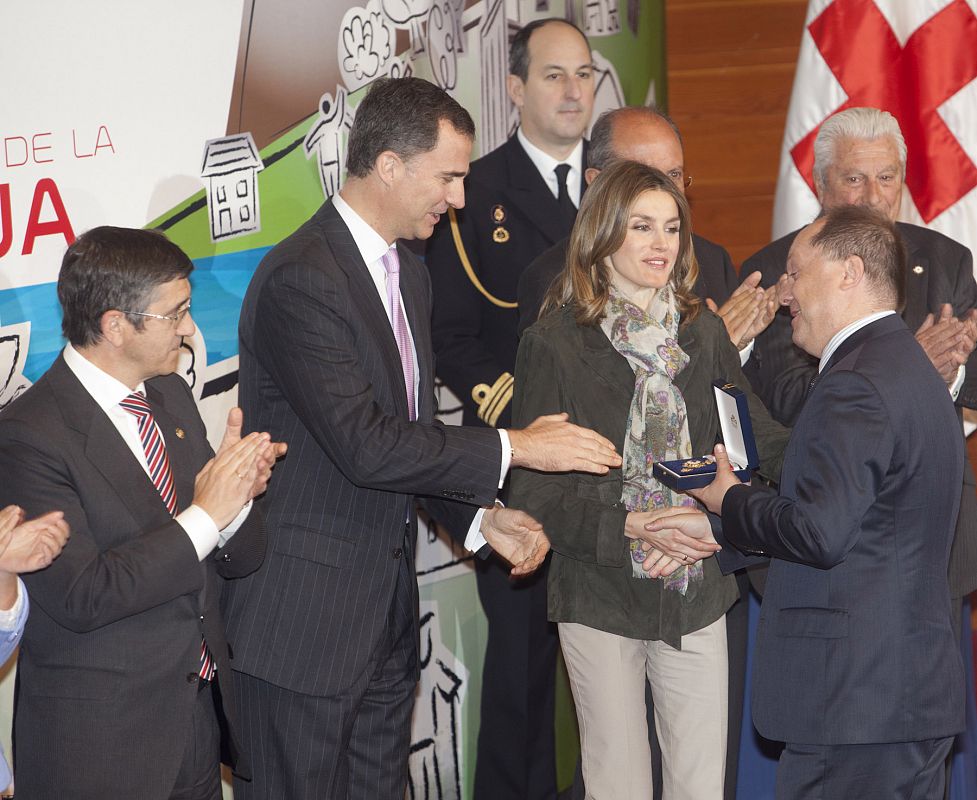 El director de RNE, Benigno Moreno, ha recogido este martes, Día Mundial de la Cruz Roja, la Medalla de Oro de la institución humanitaria de manos de los Príncipes de Asturias.