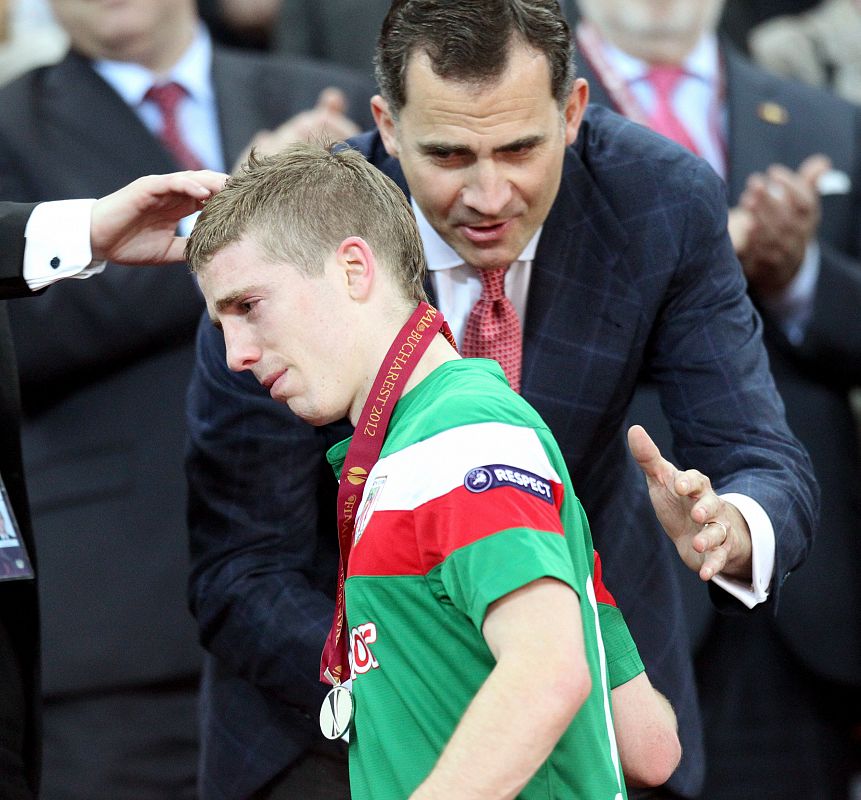 El jugador del Athletic de Bilbao Iker Muniain recibe el consuelo del príncipe Felipe